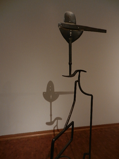 Skulptur mit Schattenspiel
