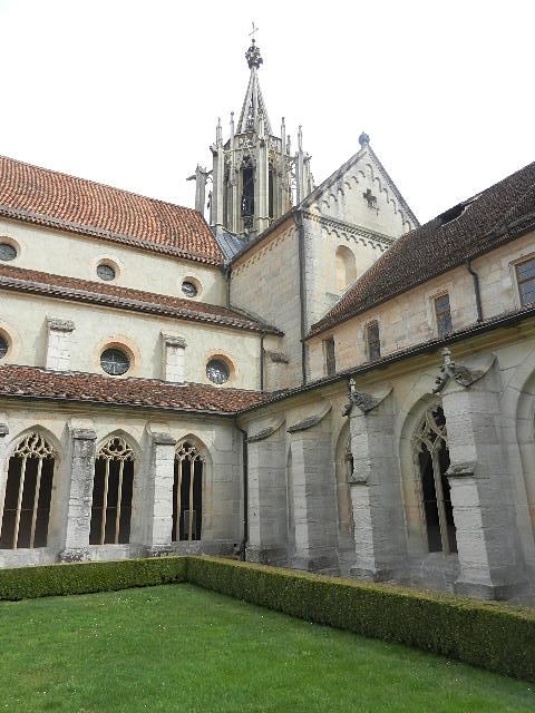 Innenhof und Klosterkirche