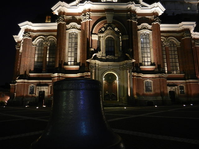 Michel (bei Nacht) mit Glocke