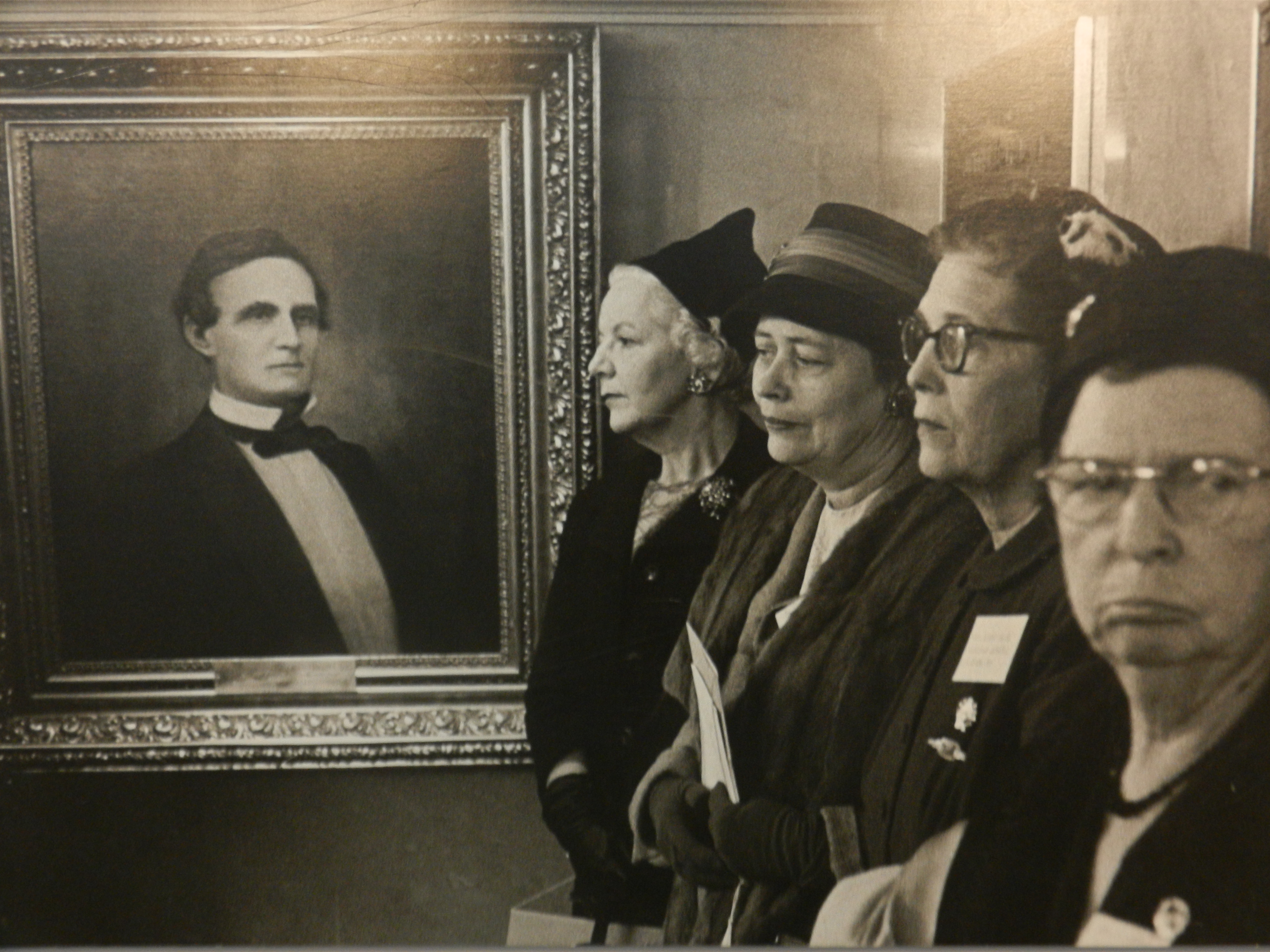 Fotografische Sammlung: Henri Cartier Bresson. J. Davis, pres of the C.S.A. mit einigen 'Töchtern der Konföderation'