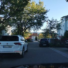 Diese Weise Tiguan steht schon 3 Tage direkt auf Straße und ich kann nicht normal ausparken plus dazu da gibts kein Durchgang fur Feuerwehr oder Rettungsdienst auf Straße. Bitte abschleppen wie schnell ist es möglich. 