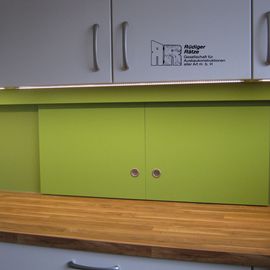 Küchemöbel mit farbiger Durchreiche in das Esszimmer