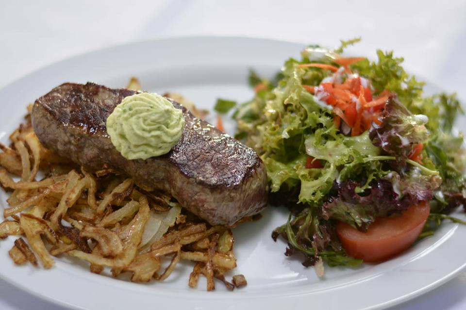 Kleines Rumpsteak mit Röstzwiebel