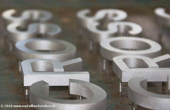 Edelstahlbuchstaben für den Ladenbau, 10 mm stark von Gebr. Hohl GmbH