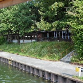 Blick vom Mittellandkanal auf die Waldgaststätte.