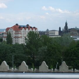 Maritim Hotel Dresden, aufgenommen vom Kaffeegarten auf der Yenidze
