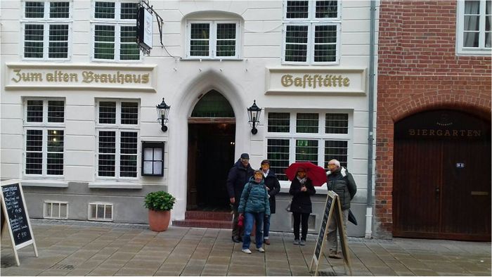 Altes Brauhaus, rechts der Eingang zum Biergarten.