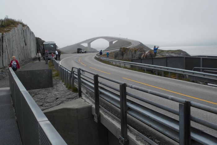 Globetrotter Reisegruppe an der norwegischen Atlantikstraße (südwestlich Kristiansund). Im Hintergrund die Storseisund-Brücke.