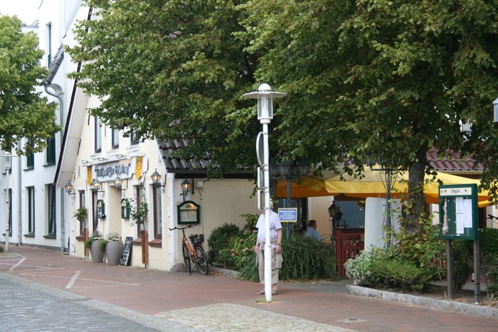 schöner Biergarten rechts vom Haus