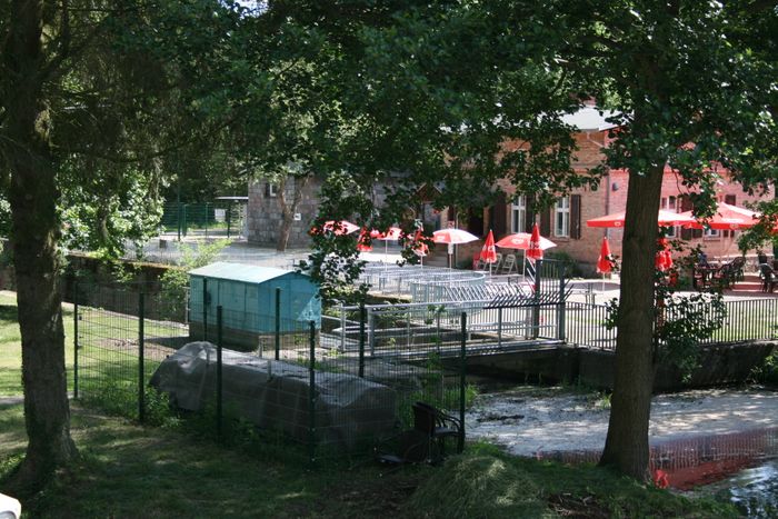 Das vor dem Restaurant liegende zweite Schleusenbecken ist außer Betrieb genommen und dient nur noch als Wehr.