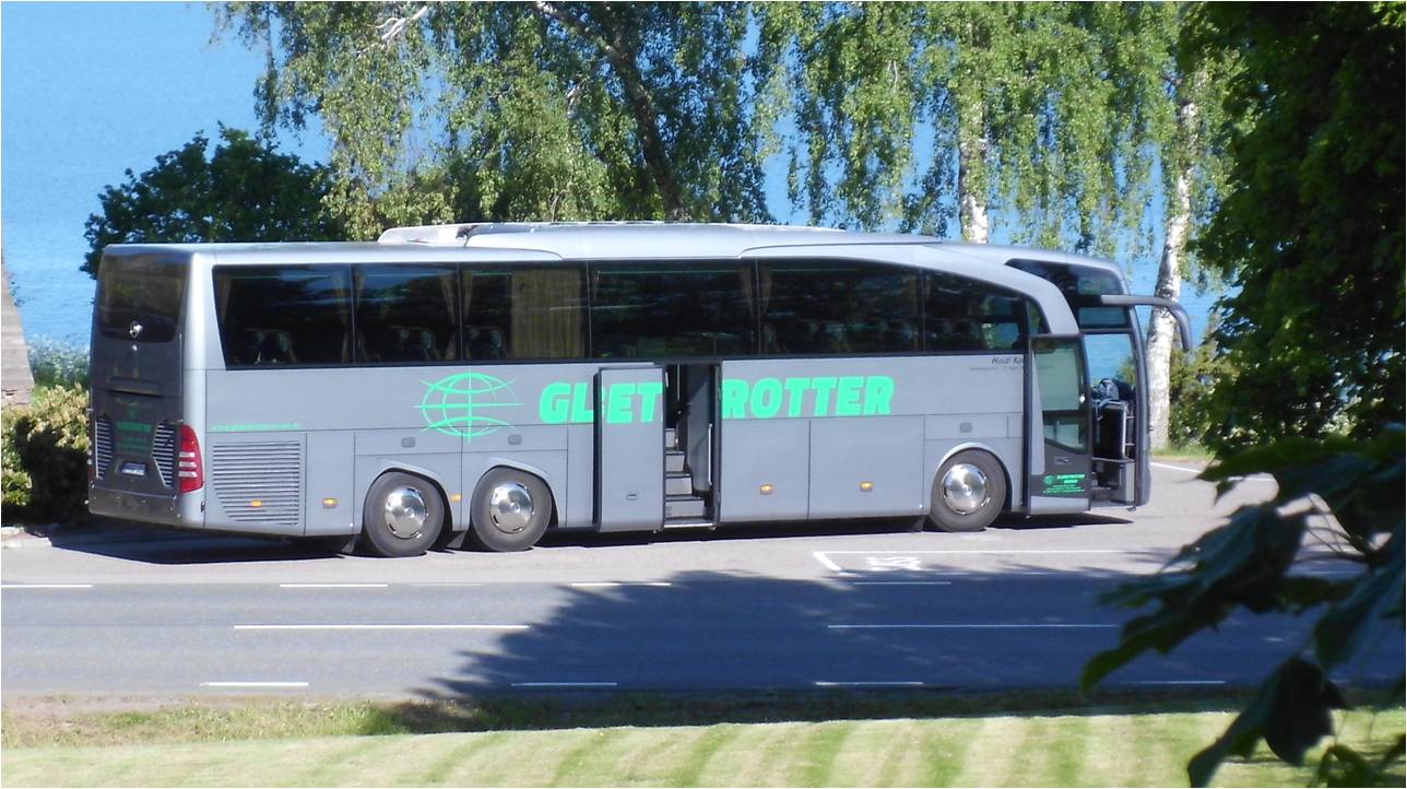 Neuer Bus im neuen Outfit.
(Foto vom 12.06.2015 vor dem Vättern - Schweden)