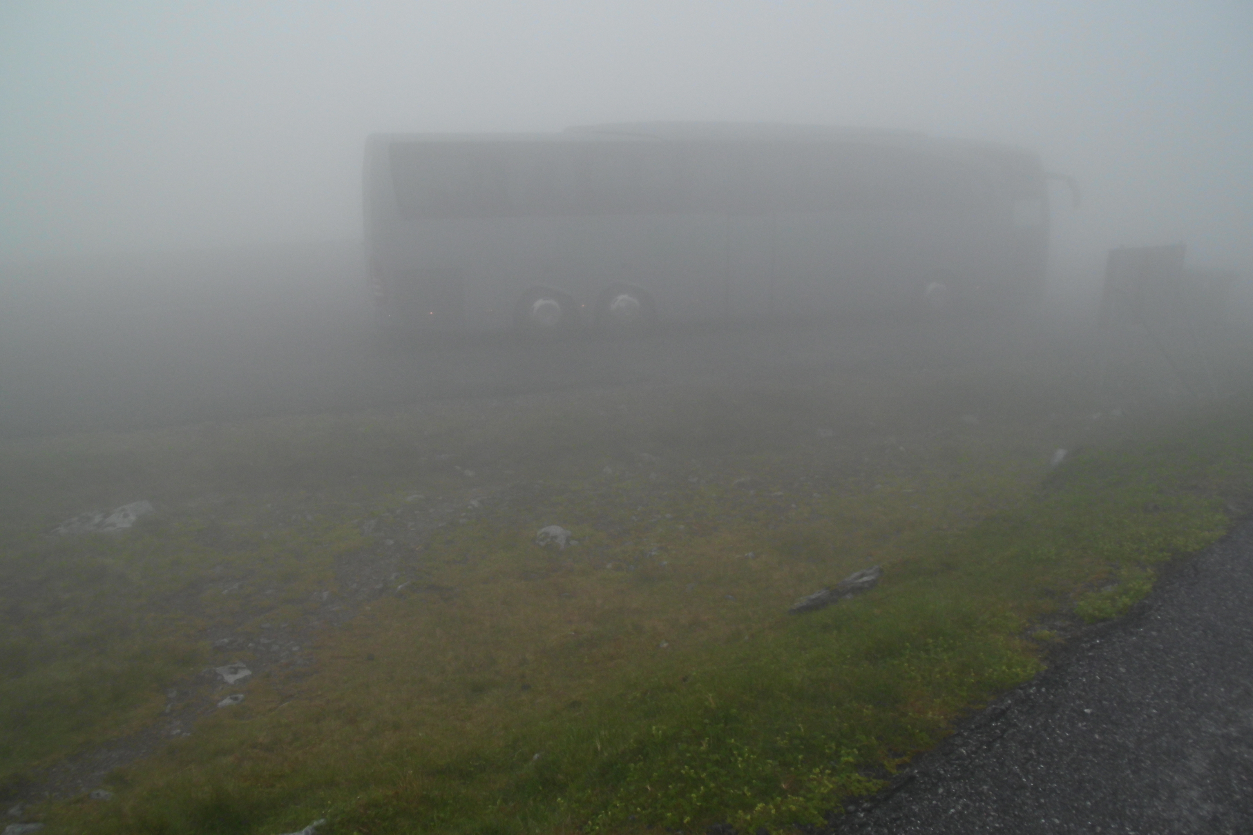Glonetrotterbus nur ca.15 m entfernt im Nebel am norwegischen Vestkap (Foto vom 24.06.2016 gegen 14 h)