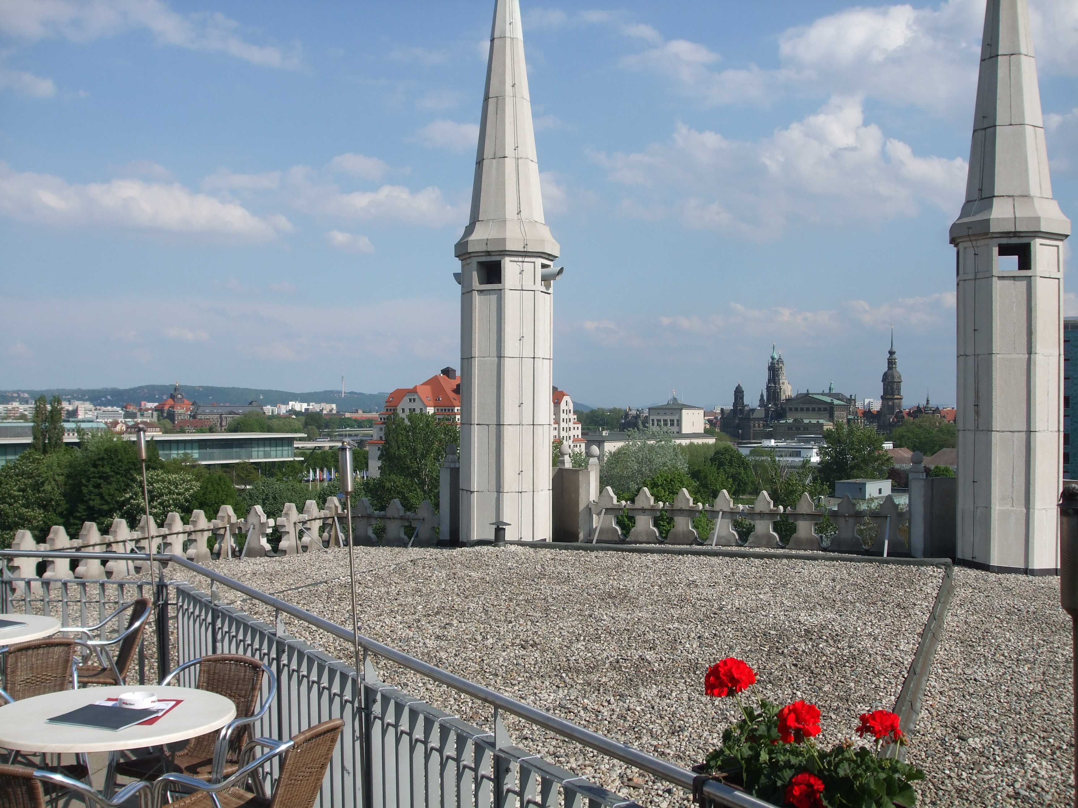 Heisse Tage, leichte Brise, ein guter Eiskaffee und eine tolle Aussicht.
Der Kaffee- und Biergarten hoch auf der Yenidze.