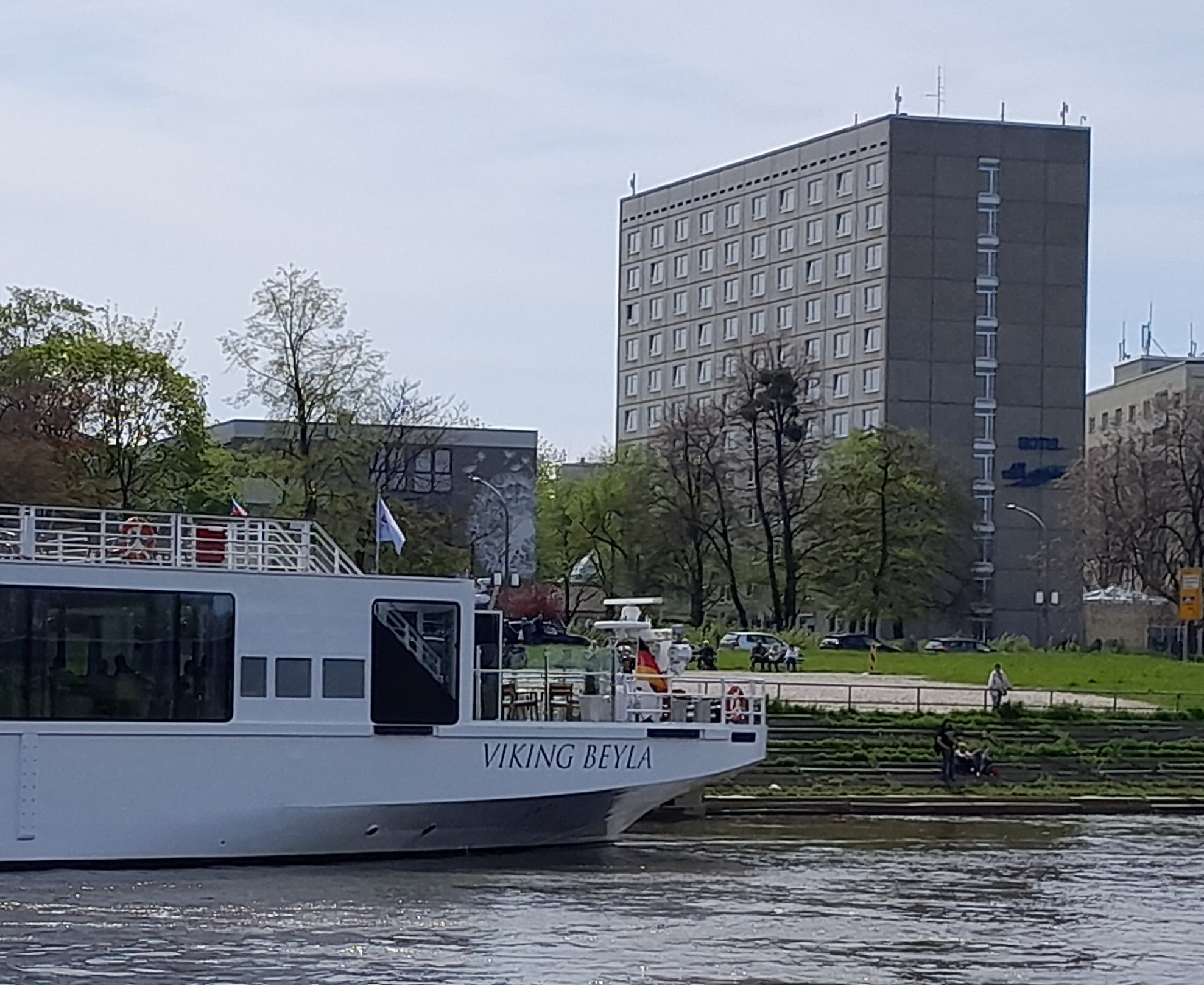 Das Hotel vom der Elbe aus gesehen