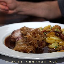 Schwäbischer Zwiebelrostbraten mit Lembergersauce und Bratkartoffeln für 17,50 €