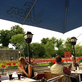 Die Terrasse mit Blick auf das Rheinufer.