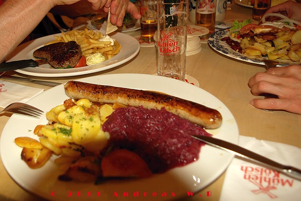 Bratwoosch met ruude Kappes 	 
Grobe Bratwurst mit Apfelrotkohl und Röstkartoffeln 	9,90 €