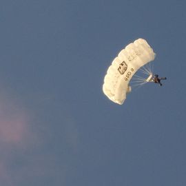 Fallschirmspringer der GSG 9 vor der Landung auf dem Pariser Platz 