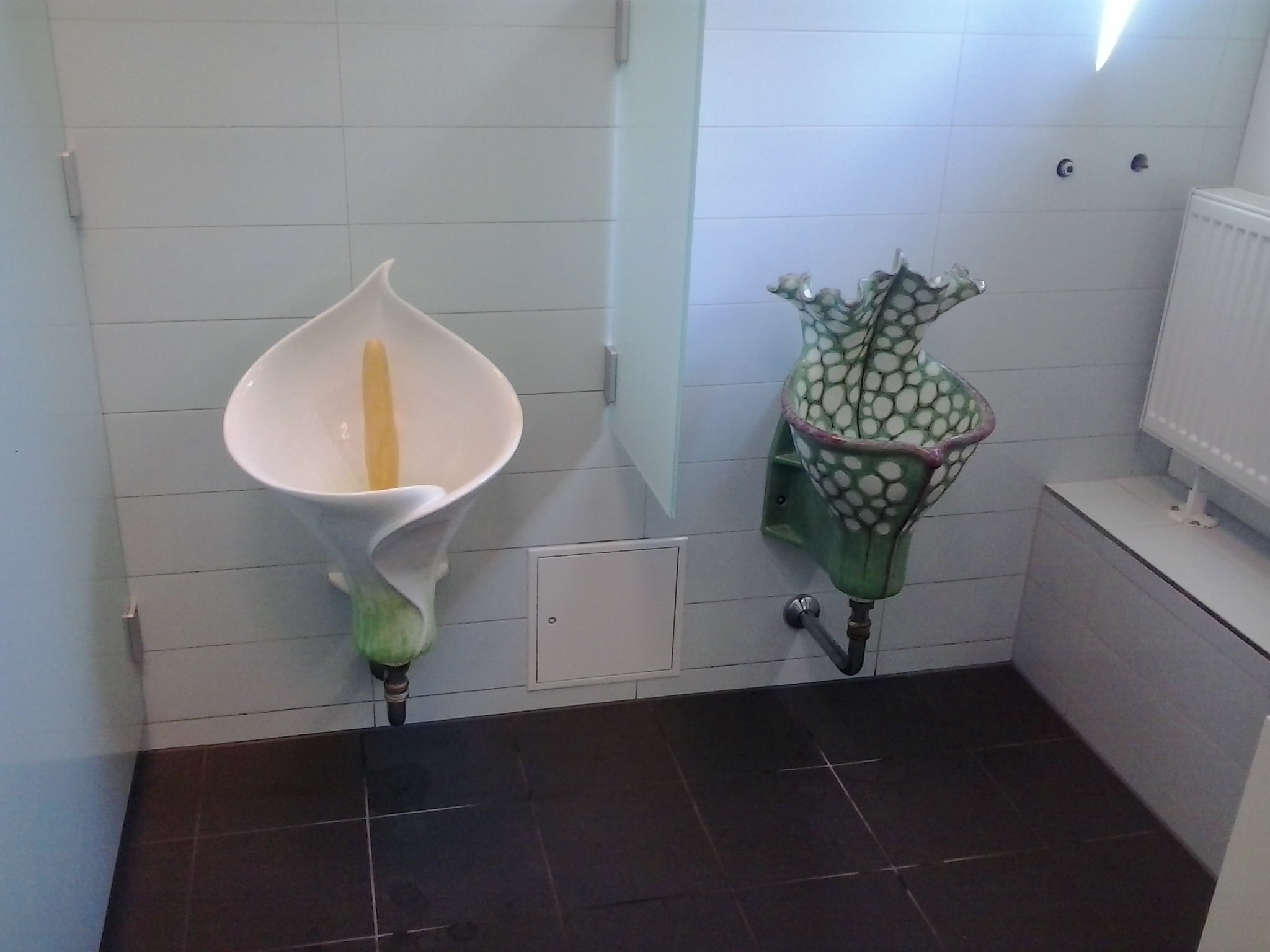 etwas andere Urinale auf dem Herren-WC