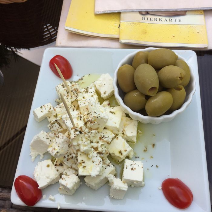 Snack mit Oliven und fetakäse und Olivenöl 
