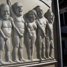 Triptychon "Ludwigs Erbe" von Bildhauer Peter Lenk in Bodman-Ludwigshafen