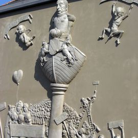 Triptychon "Ludwigs Erbe" von Bildhauer Peter Lenk in Bodman-Ludwigshafen