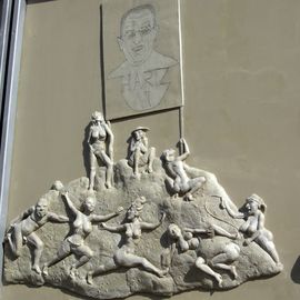 Triptychon "Ludwigs Erbe" von Bildhauer Peter Lenk in Bodman-Ludwigshafen