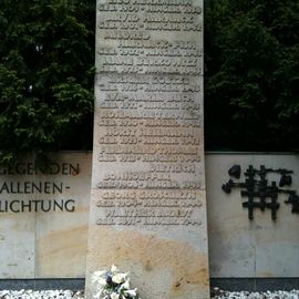 Stele des Mahnmals im Hof