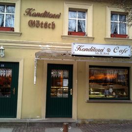 Im Sommer kann man auch vor dem Cafe serviert bekommen.