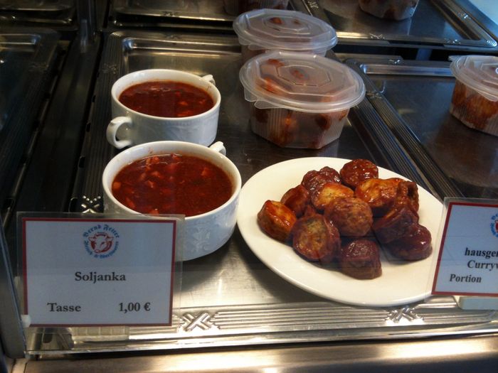 Leckere Suppe und vorbereitete Currywurst aus eigener Produktion