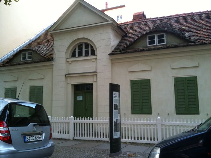 Das kleine alte Haus mit der Keramik-Ausstellung