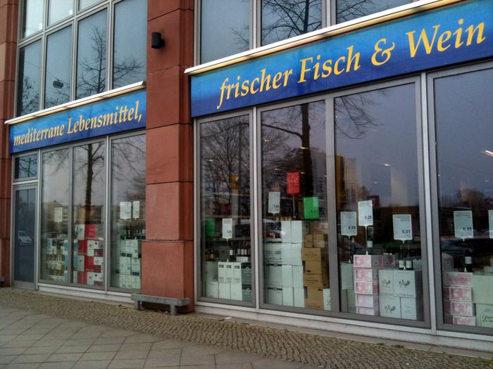 zwei der vier Schaufenster