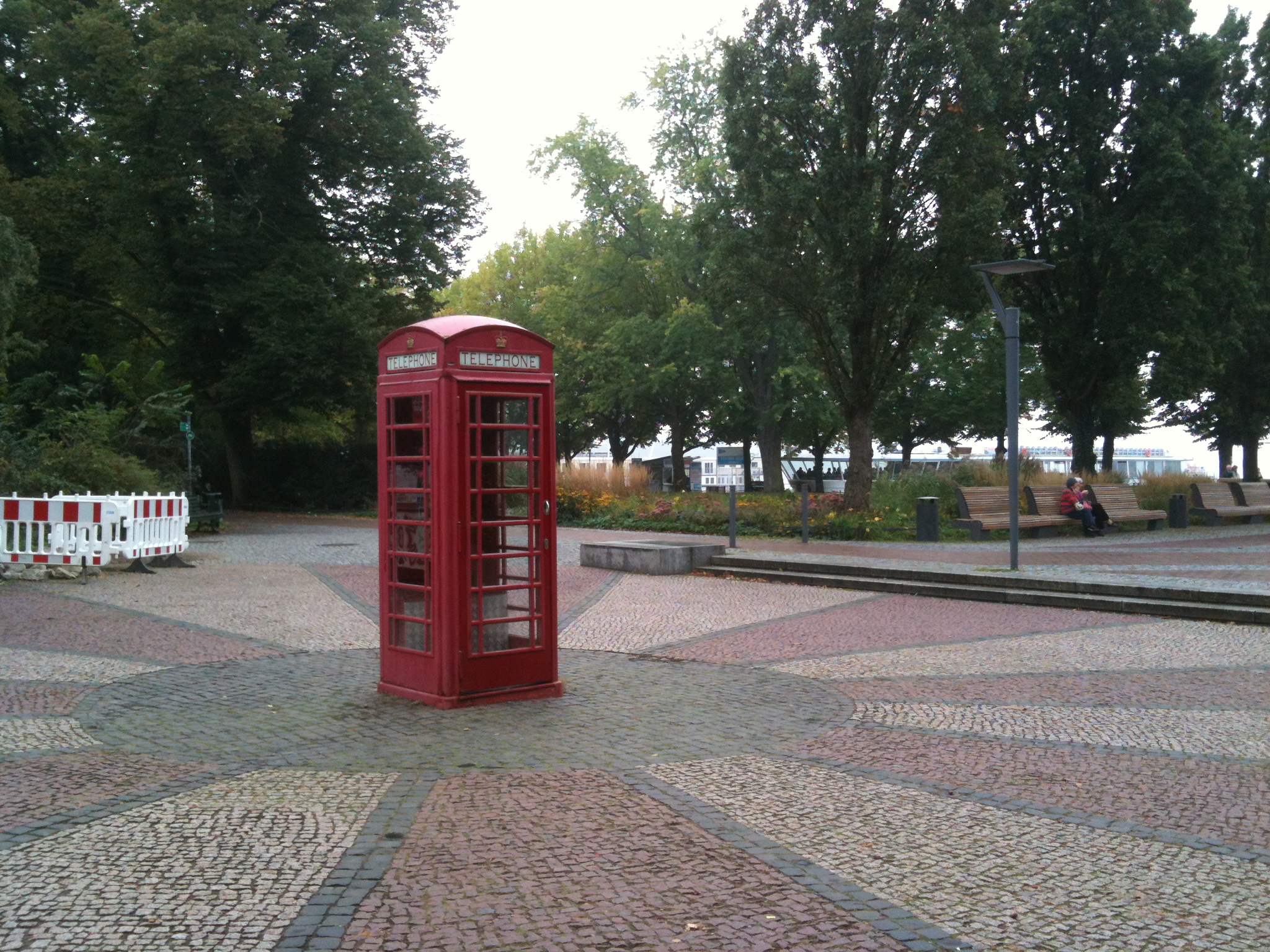 Die berühmte Telefonzelle auf der Greenwich-Promenade, gleich neben dem Behinderteneingang zu den Seeterrassen