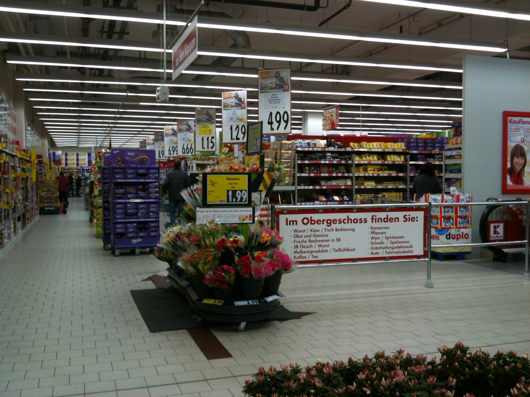 Eingangsbereich im Supermarkt mit Roll"treppe" ins OG