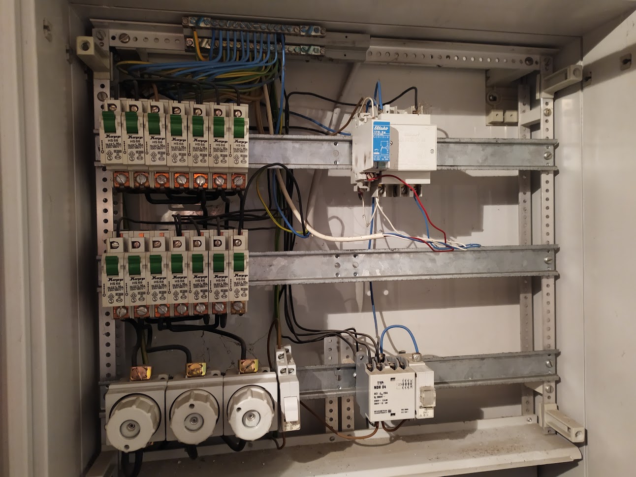 Hier sollten FI-Schalter nachgerüstet werden und ein Anschluß 5-drähtig 16 A für Wallbox eingefügt werden.