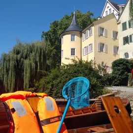 Kescher und Schwimmweste auf dem Stocherkahn vor dem Hölderlinturm in Tübingen