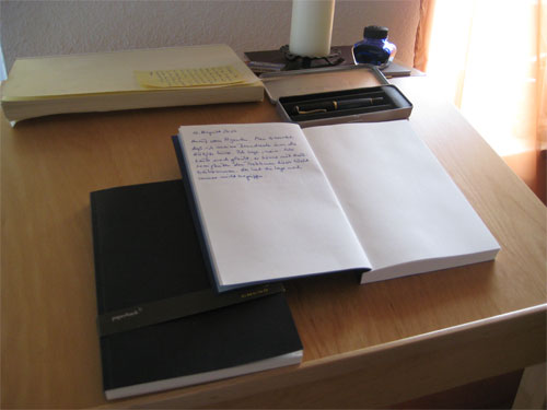 Notizbuch am Schreibpult