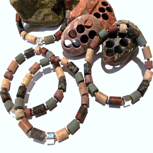 Armbänder und Halsketten mit Mineralien aus der Region MV.
100% Handarbeit, vom Rohstein bis zum fertigen Schmuckstück