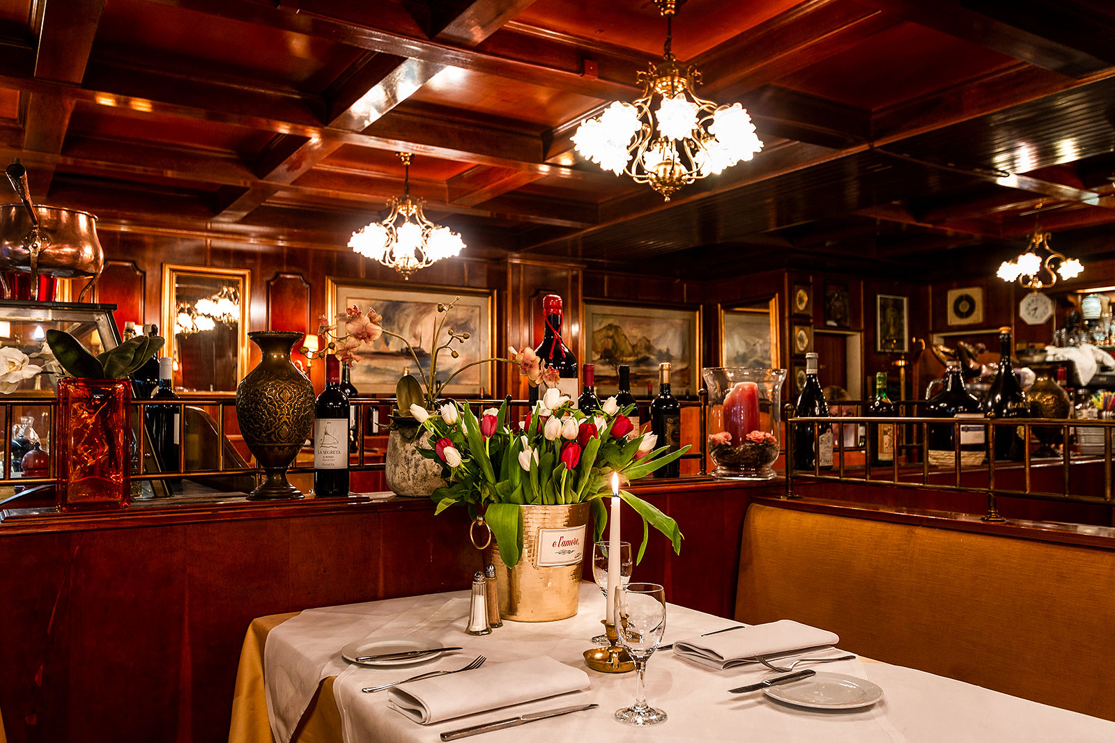 Der gemütliche Gastraum im italienischen Restaurant Costa Smeralda in Hamburg Schnelsen