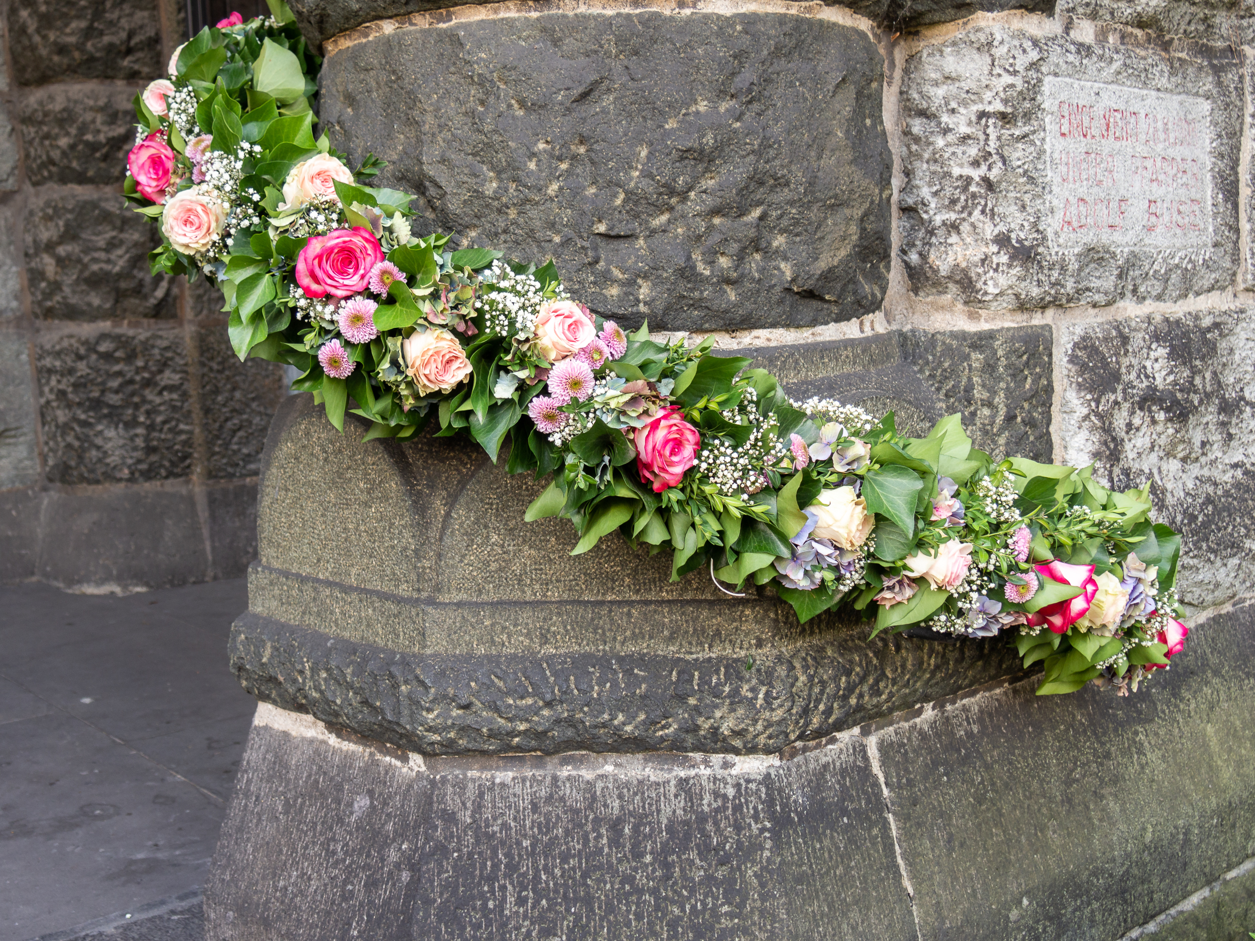 Blütenkranz mit Rosen und Efeu