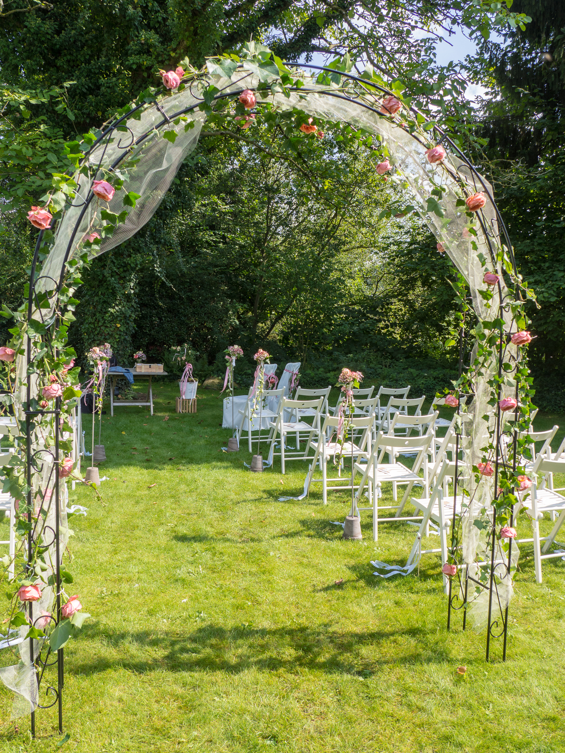 Blumenbogen für eine freie Trauung: Hochzeitsdeko
