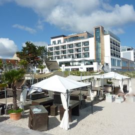 Beach Lounge, im Hintergrund das Bayside Hotel