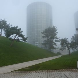 Glastürme im Nebel