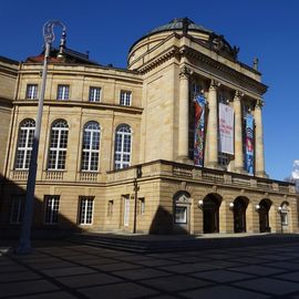 Opernhaus Chemnitz, Tageskasse befindet sich gleich hinter den Türen.