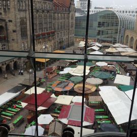 Blick aus dem Kaufhof zum Markt, wo gerade das Chemnitzer Weindorf stattfindet.