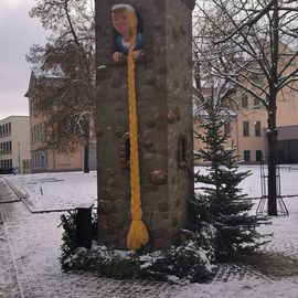 Rapunzel im Stadtgebiet nahe beim Weihnachtsmarkt