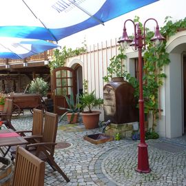 Innenhof  der Vinothek im Weinhaus Schuh