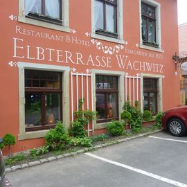 Eingang zum Hotel und  Restaurant  Elbterrasse Wachwitz in Dresden.
