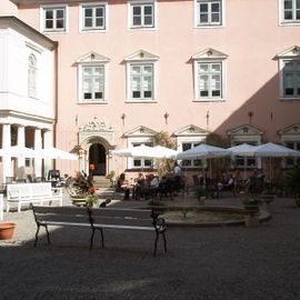 Cafè im Schloß Eutin.
Freisitz im Innenhof.