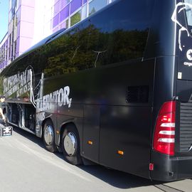 Mannschaftsbus des FC St. Pauli zu Gast in Aue.